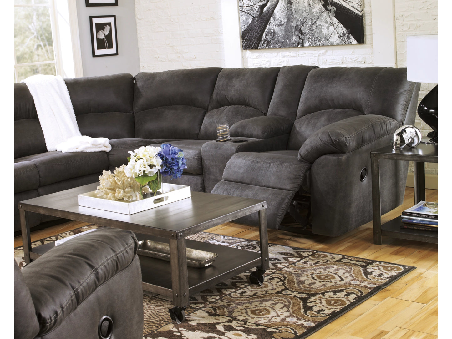 Tambo 2-Piece Manual Reclining Sectional